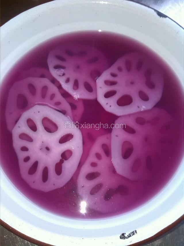 焯好后捞出紫甘蓝待莲藕上色放凉后加少量盐多放白糖和醋淹藕入味放入冰箱冷藏