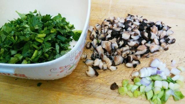 冬菇及香葱，香菜切碎