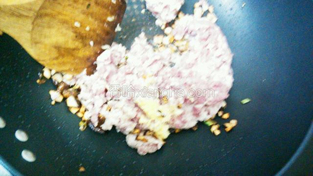 接着放入生姜及肉碎翻炒断生