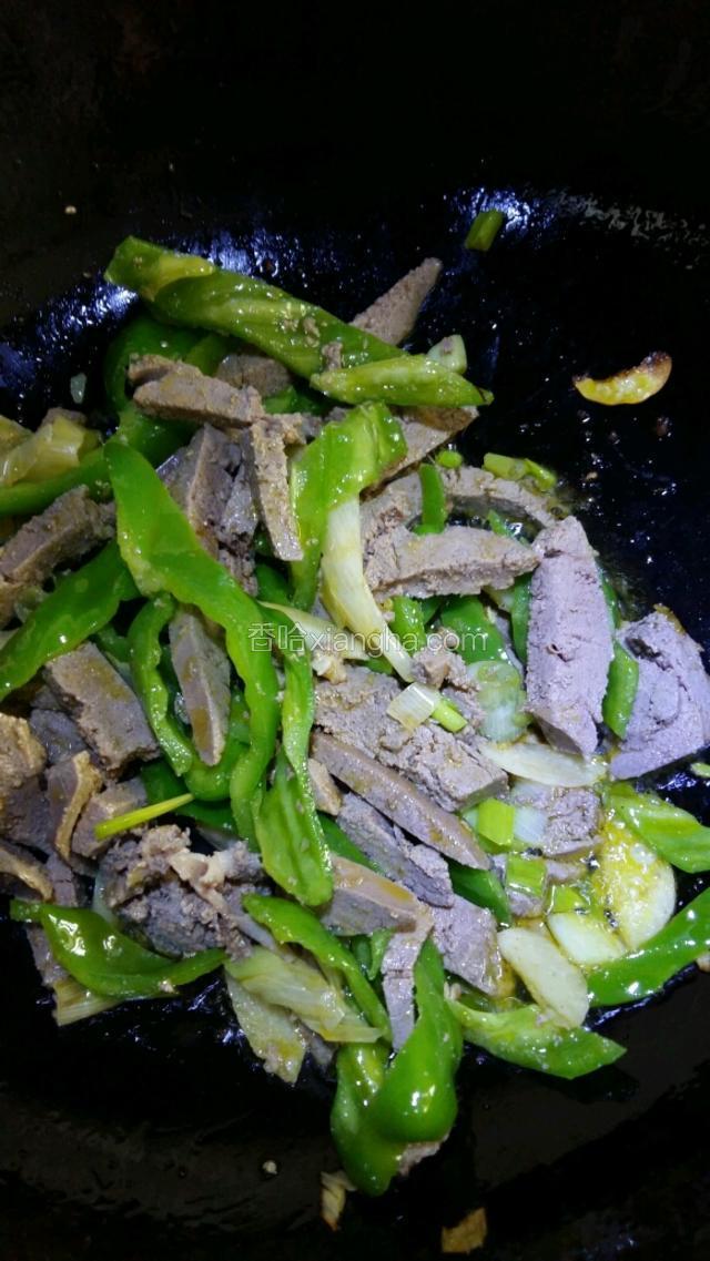 先将辅料过油，放入羊肝加少许盐入味，并将羊肝炒热起锅，过程很短。