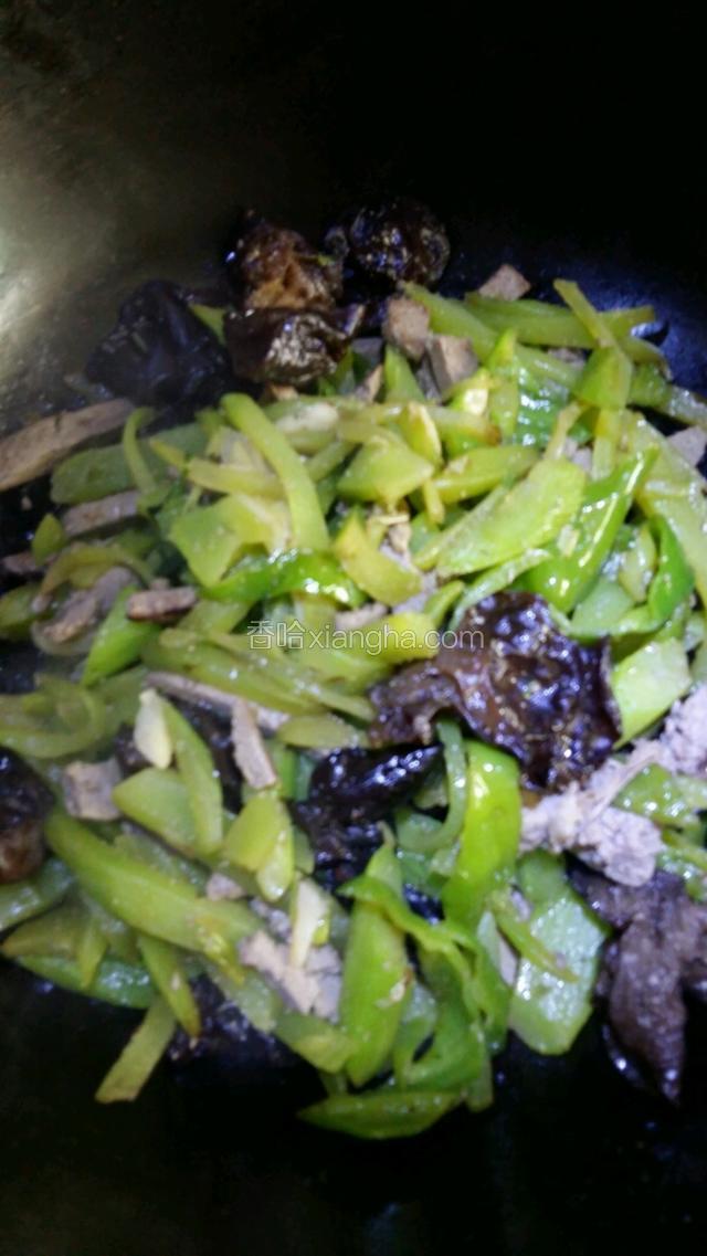 青爆炒后出汁水，再加黑木耳、少许盐入味，倒入羊肝混合 笋 起锅！  
