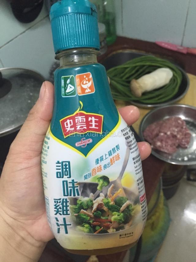 猪肉腌料


猪肉；加入史云生调味鸡汁一汤匙，生粉一茶匙，白胡椒粉适量。然后拌均匀，腌10分钟。备用。