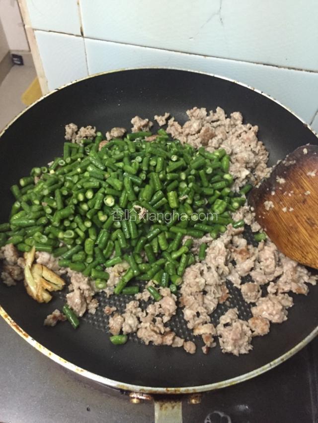 再将倒入豆角炒至5分钟。