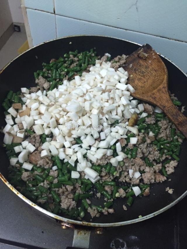 最后倒入鸡髀菇炒至2分钟。