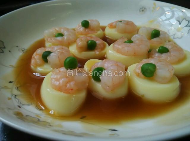 把盘子里的水倒入锅里！加入生抽！淀粉水烧开！浇在豆腐上既可！！