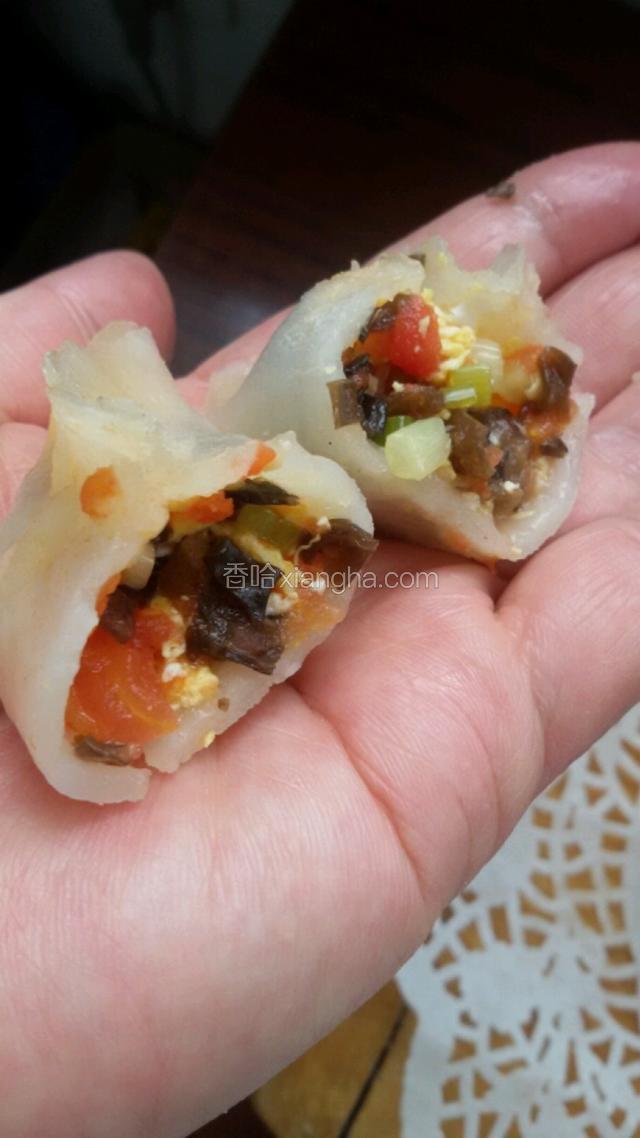 锅中放凉水开锅后把包好饺子入蒸锅，蒸5一8分钟即可。