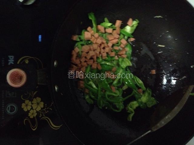 放入火腿肠翻炒一下一分钟即可。
