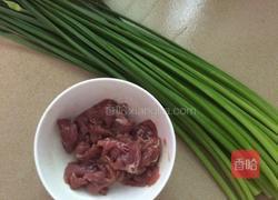 韭菜花小炒肉的做法图解1
