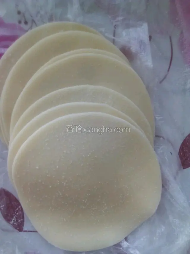 早上起来准备好饺子皮（昨天买的）
