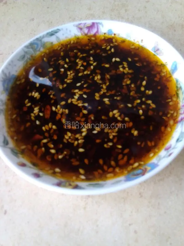 趁蒸包子的时间把油碟准备好  有辣椒油 香油  酱油  醋少许
