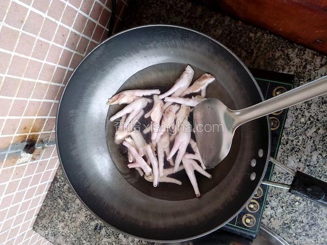 将鸡爪焯水（水中加点盐入味），水要先煮开哦！