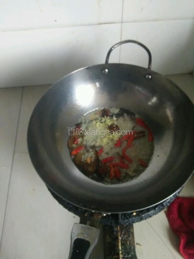 锅内起油烧热，加姜，尖椒大料炒几下。再倒鹅