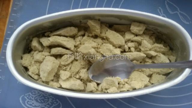 绿豆面上蒸锅，大火蒸25分钟。拿出用勺子压碎。