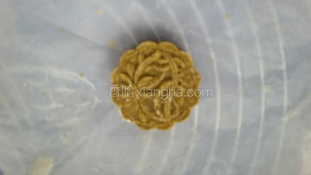 到扣出即可。绿豆糕做好了。