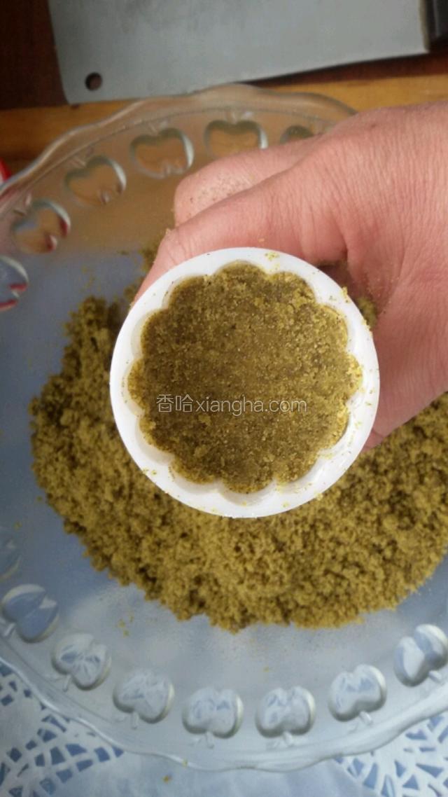 放2勺绿豆面装入摸具压实。