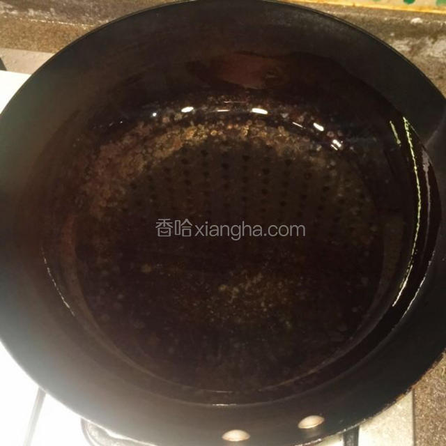 五成热的油锅；