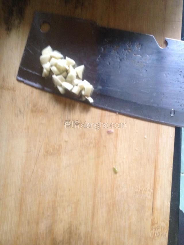将大蒜拍碎然后去皮，切成一小粒状，等待入锅。