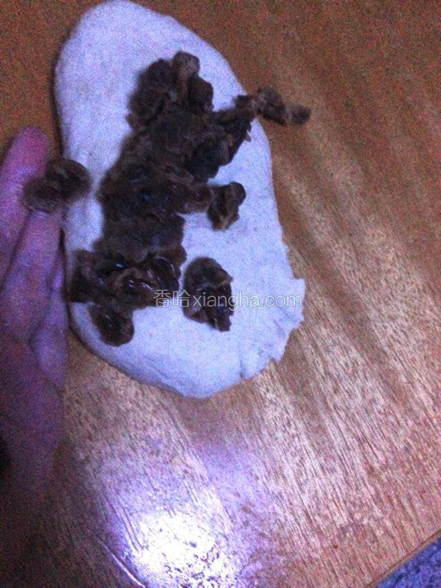 加入桂圆干，稍稍揉匀。桂圆干有水份，过份的揉会越来越粘手。