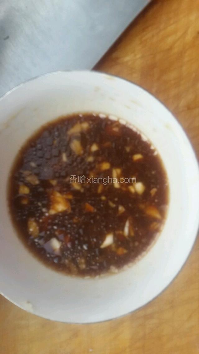 碗汁提前备好，把蒜末放入，盐，糖，酱油，淀粉，几滴香油。