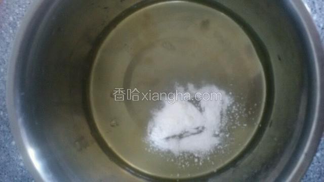 分离蛋白，加入2克塔塔粉和3滴柠檬汁。