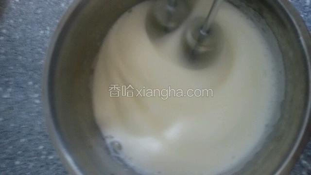 用电动打蛋器低速打成泡泡，加第一次糖，在加第二次改用中速，加第三次糖用高速打至硬性有纹路，成尖角不掉落。