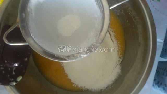 蛋黄加入10克糖，50克油，50克牛奶拌匀。在加入低粉100克过筛翻拌匀。