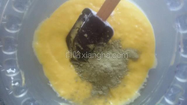 加5克抹茶粉翻拌匀。