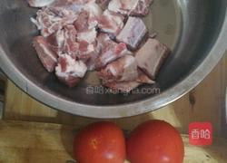 番茄排骨汤的做法图解1
