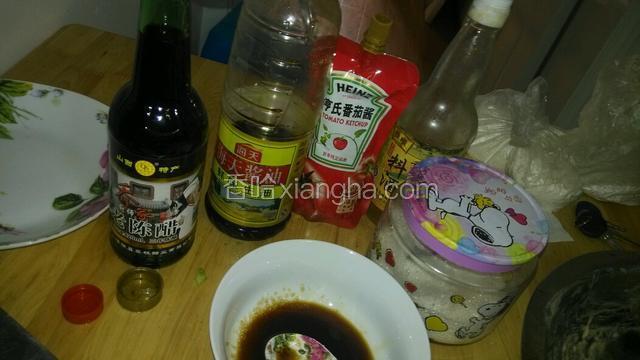 按照我说的量把酱油，料酒，番茄酱，醋，白糖，清水都放到碗里调成汁