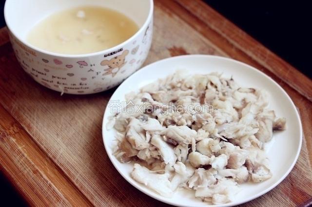 鱼肉去骨备用，煮剩的鱼汤备用。