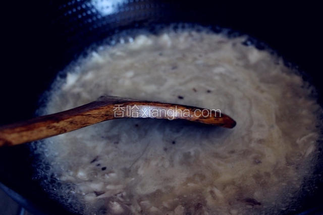 加适量盐，倒入准备好的水淀粉，不停搅拌变稠。