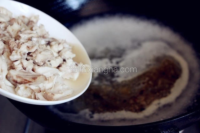汤水滚起，把备好的鱼肉放入。