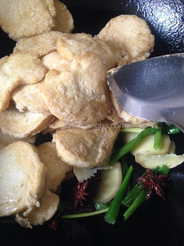 如图所示：大料炒出香味之后倒入煎好的素鸡片