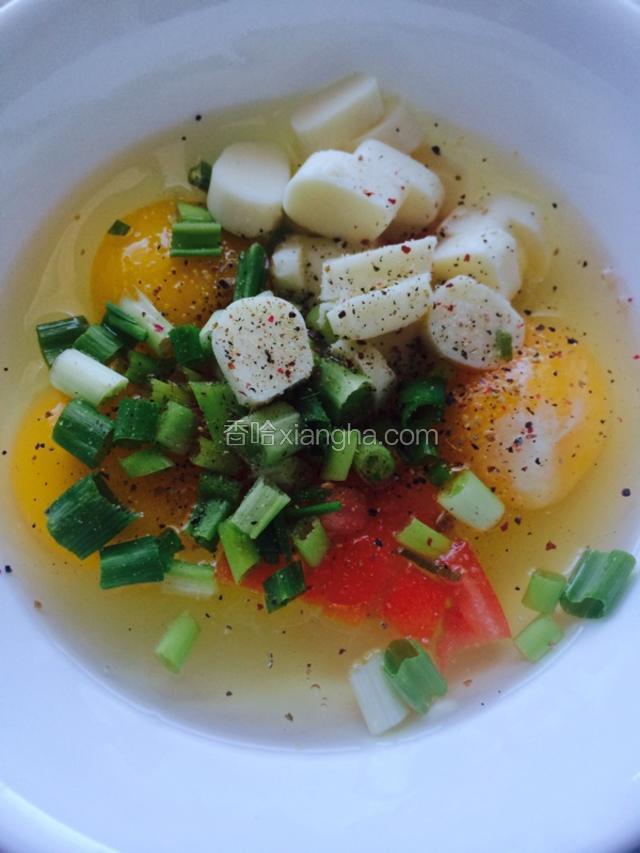 把材料和蛋搅拌，然后加些盐和胡椒（ 如果怕胆固醇高的话，建议只用蛋白）