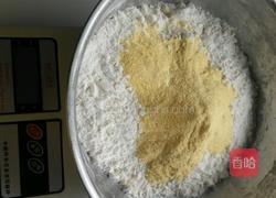 玉米面花卷的做法图解1
