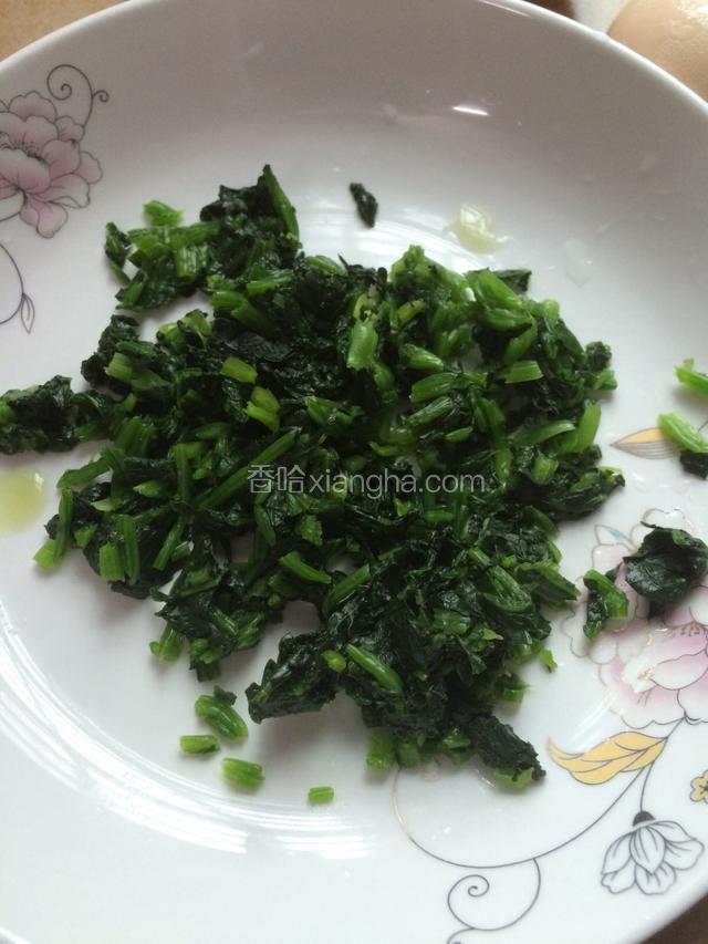 焯水后的菠菜放凉，挤干水分，剁碎…
