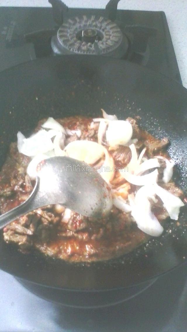 然后把肉也切成块先把油放入锅内然后将肉放入锅内把洋葱圈也放进去炒5分钟