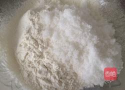 松松软软黄蛋糕的做法图解4