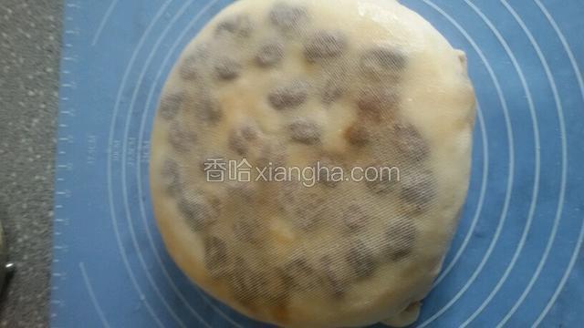 出锅反扣，用手占凉水拍实。