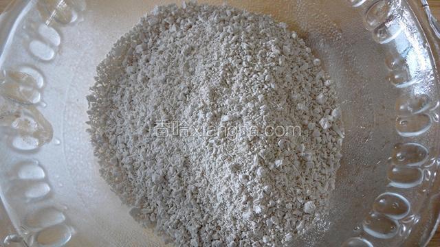 把马蹄粉一小碗，倒入盆里