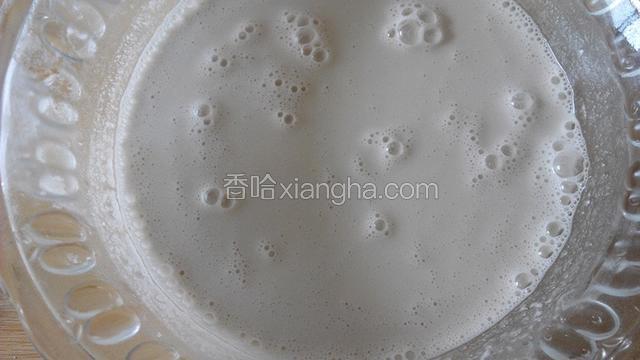 加入一小碗凉水，调成粉浆，调好后放在那里30分钟