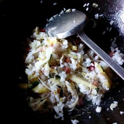 洋芋丝豆芽香肠炒饭的做法[图]
