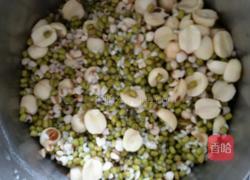 绿豆，莲子，薏米粥。的做法图解1