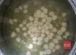 绿豆，莲子，薏米粥。的做法图解2