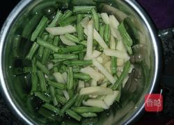土豆豆角燜面的做法圖解1