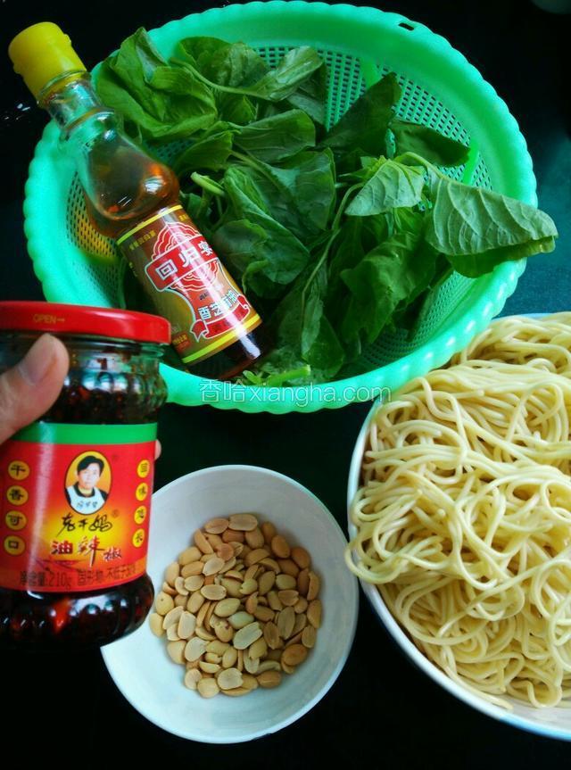 准备材料，注:面条要买做炒面的那种面