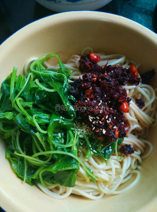 煮好的面和蔬菜捞出，凉后加入芝麻油，老干妈，盐，糖，味精拌均匀（喜欢吃醋和蒜的可以加点味道很棒，就是吃完有点味）