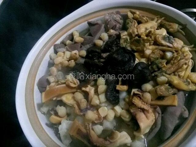 3.加老酒、盐巴 大火烧开，换小火煲一个小时