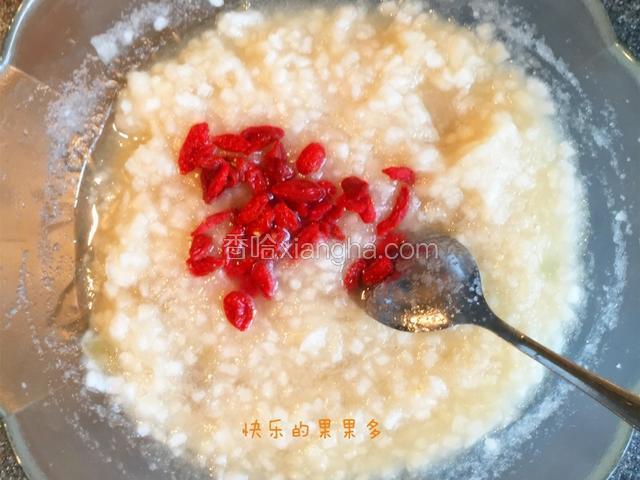 加入枸杞，搅拌均匀；