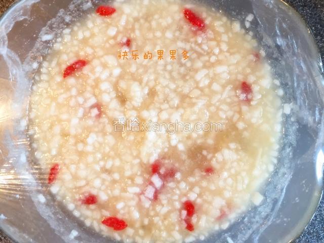 用保鲜膜封好，放进冰箱10~12小时，每过3~4小时取出来搅拌一次；PS：如果嫌麻烦这步可以去掉；